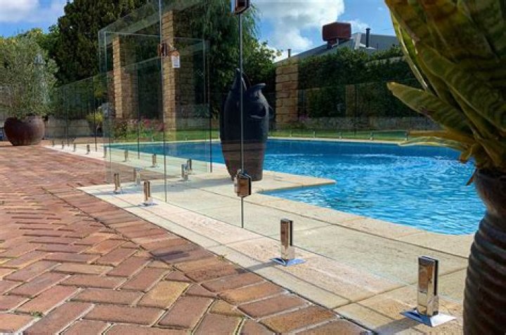 Are glass pool fences safe