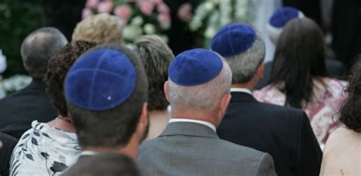 Can a bald Jewish person wear a kippah?