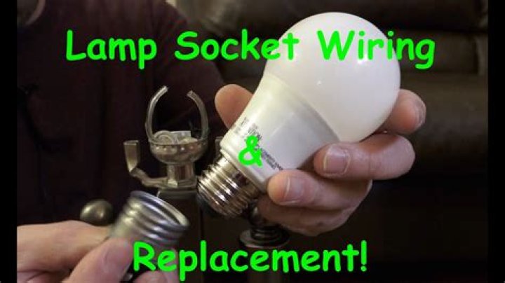 Can a loose lightbulb cause a lamp to flicker?
