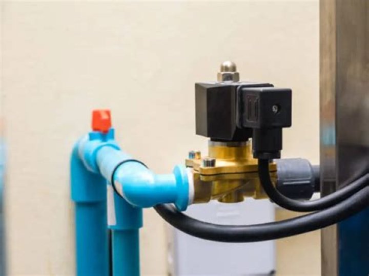 Can a solenoid valve be replaced on an ice maker?