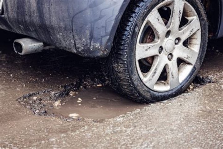 Can hitting a pothole cause a flat tire?