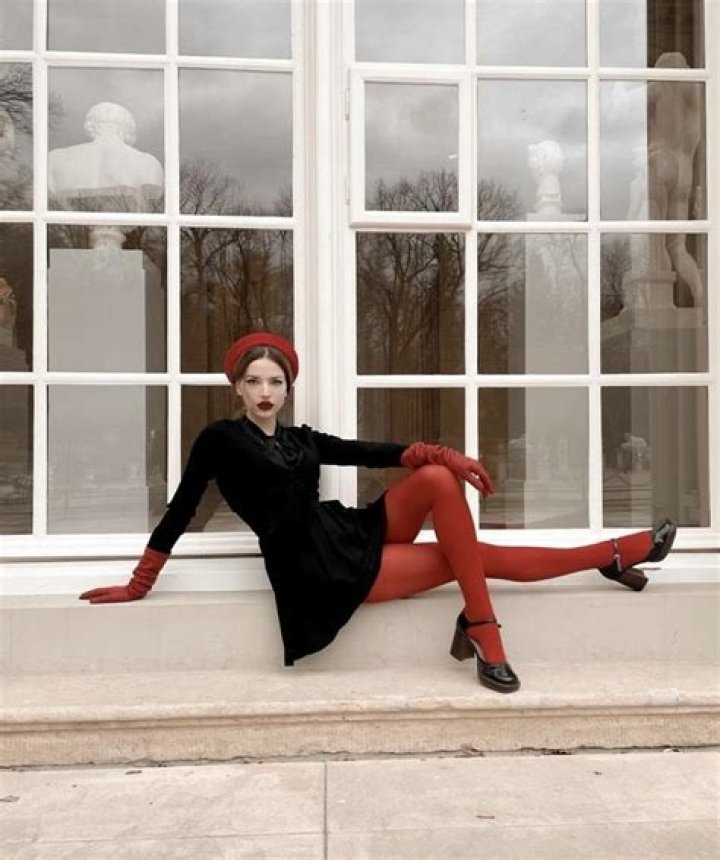 Can you wear black stockings with red shoes?