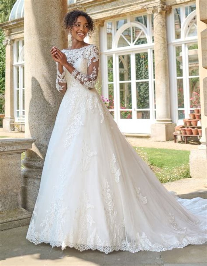 Can you wear lace shoes with a lace dress?