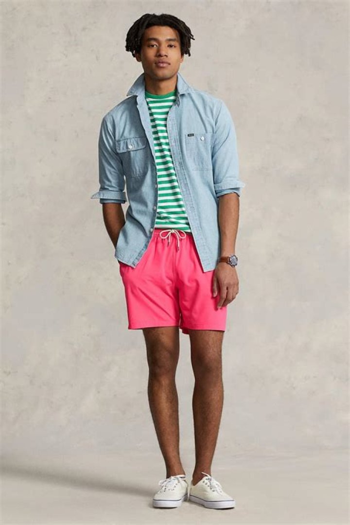 Can you wear pink shirt with blue shorts?