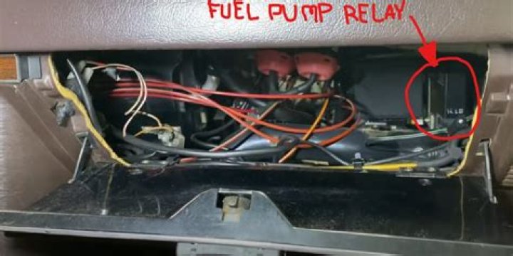 Does fuel pump relay control fuel gauge?