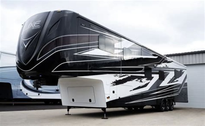 How big is the fifth wheel in a 2000 Prowler?