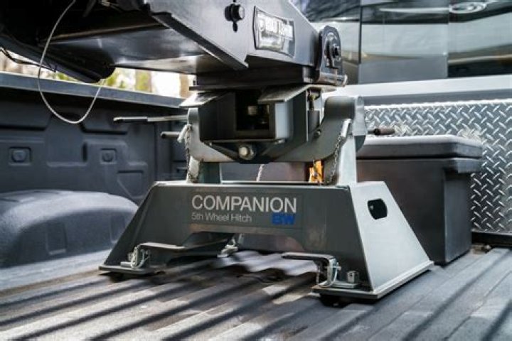 How do you calculate the towing capacity of a fifth wheel?