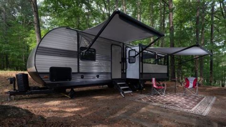 How do you level a coach on a campsite?