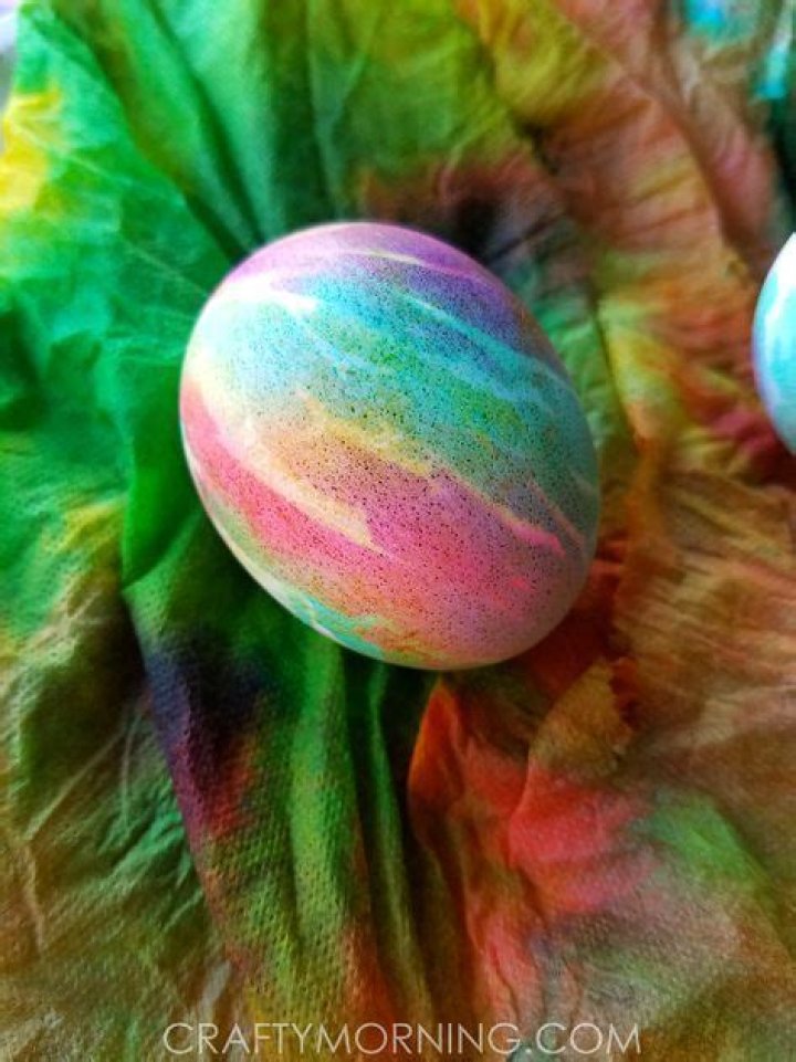 How do you make a tie dye Easter egg