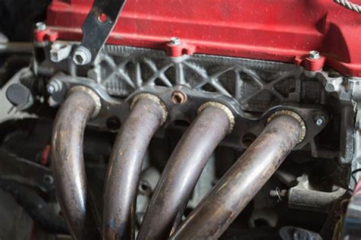 How do you tell if you have a cracked exhaust manifold?