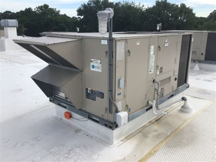 How does a rooftop AC unit work?