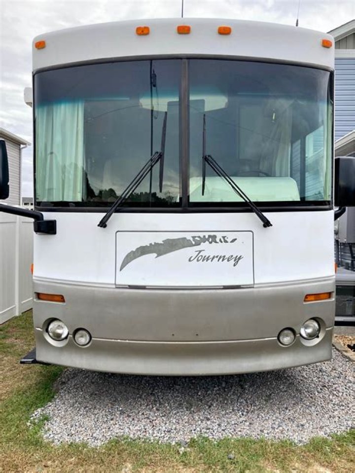 How many slides does a Winnebago journey 32T have?