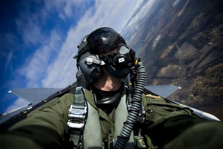 How much do air force pilots make