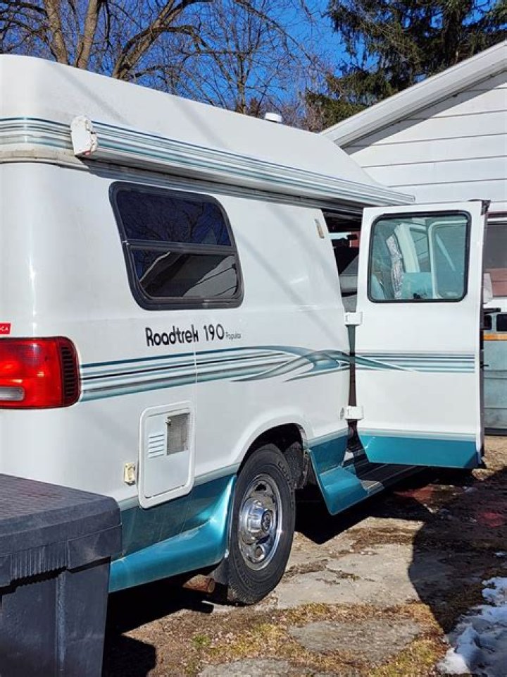 How much is a 1999 RoadTrek worth?