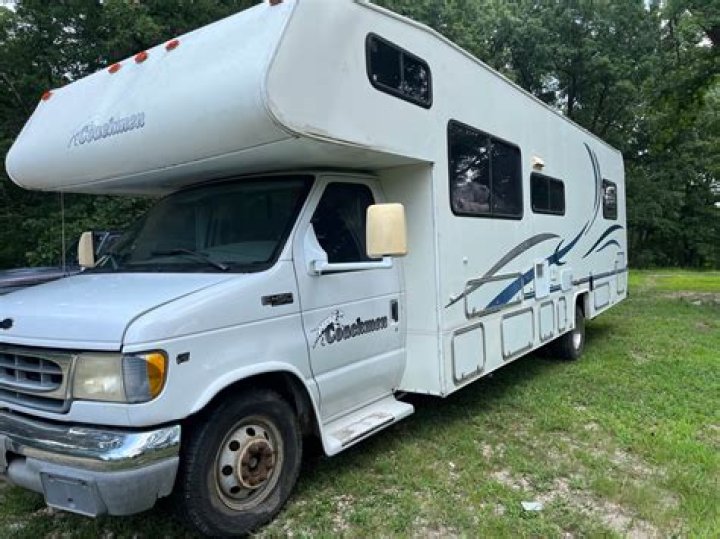 How much is a 2000 Coachmen Leprechaun worth?