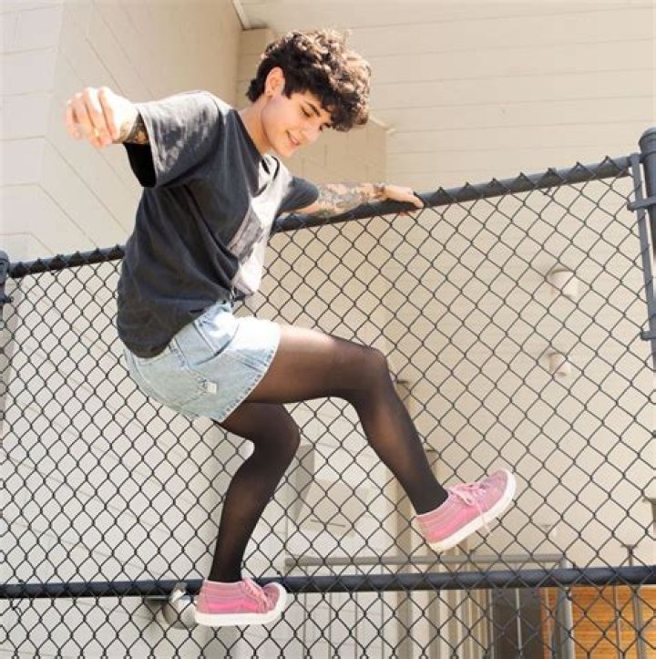 Is it a trend for guys to wear tights?