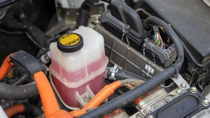 Is it OK to drive with a cracked coolant reservoir?