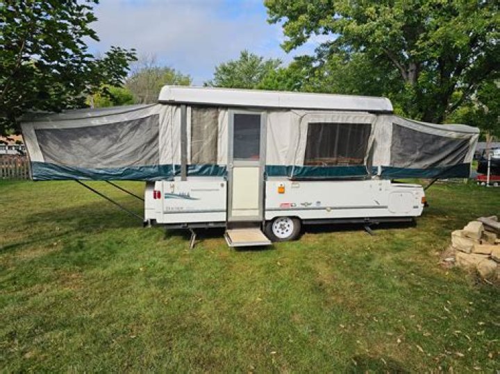 Is the 2003 Coleman Bayside elite a pop up camper?