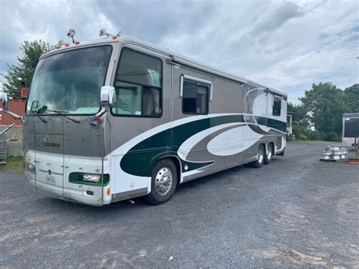 Is the Gulf Stream Tourmaster a full bath RV?