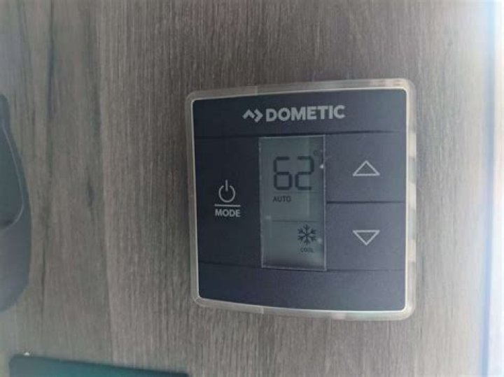 Is there a fuse in the Dometic rm8501?