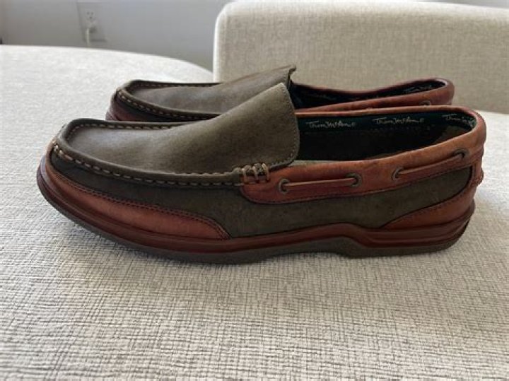 Is Thom McAn shoes out of business?
