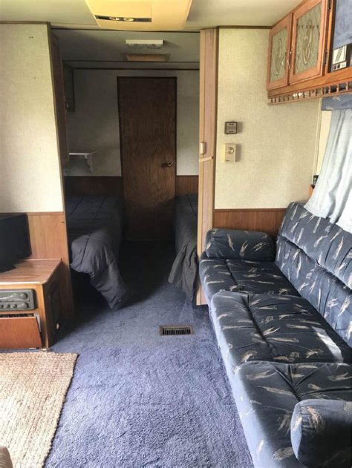 What are the features of a 1993 Dutchmen camper?