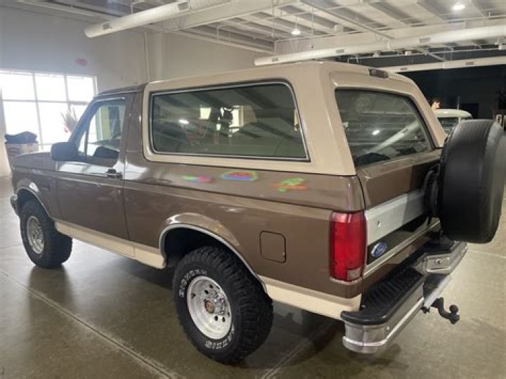 What are the features of a 1993 Ford fourwind?