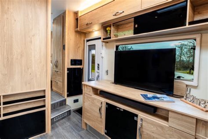 What are the specs of a Holiday Rambler 5th Wheel?