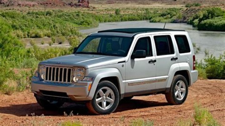 What are the symptoms of a bad alternator in a Jeep Liberty?