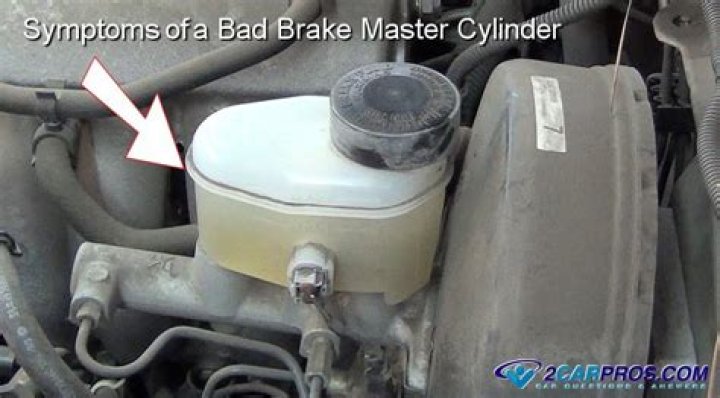 What are the symptoms of a bad master brake cylinder?