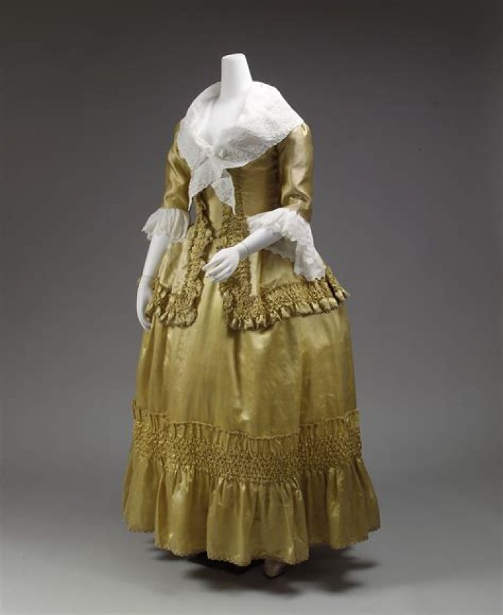 What did common people wear in the 1700s?