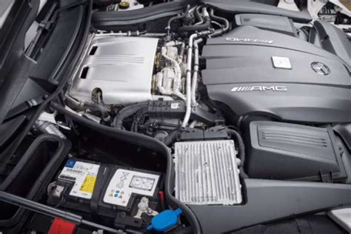 What does Mercedes auxiliary battery malfunction mean?