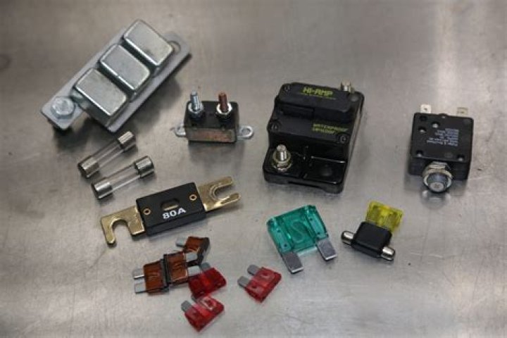 What fuse is used for interior lights?