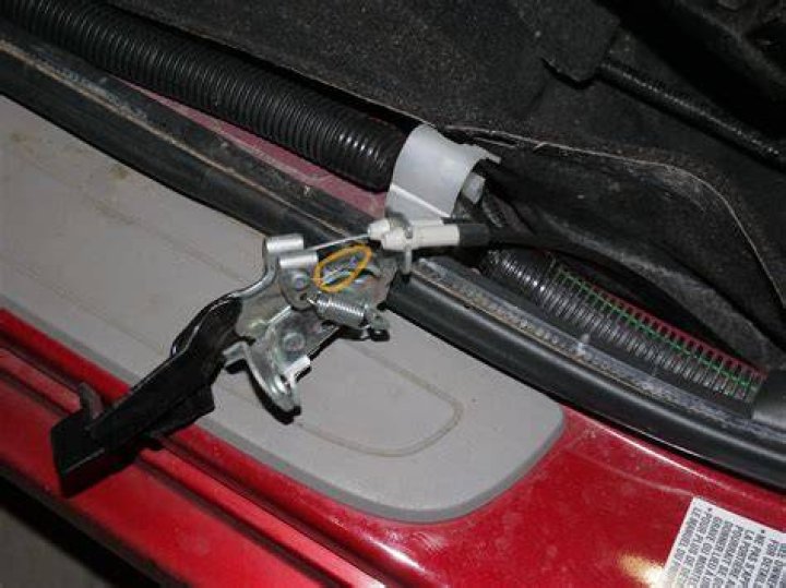 What happens if the cable breaks on the trunk latch?