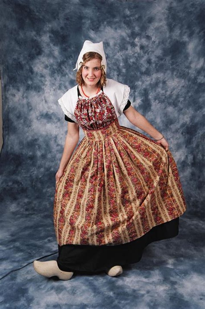 What is traditional Dutch clothing?