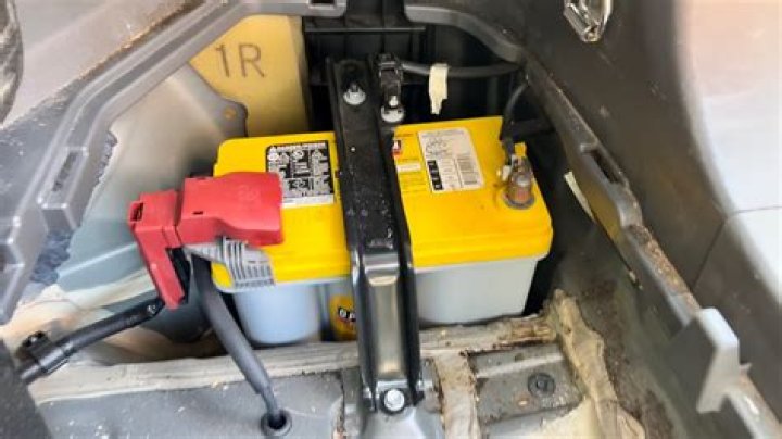 What kind of battery does a Renault campervan have?