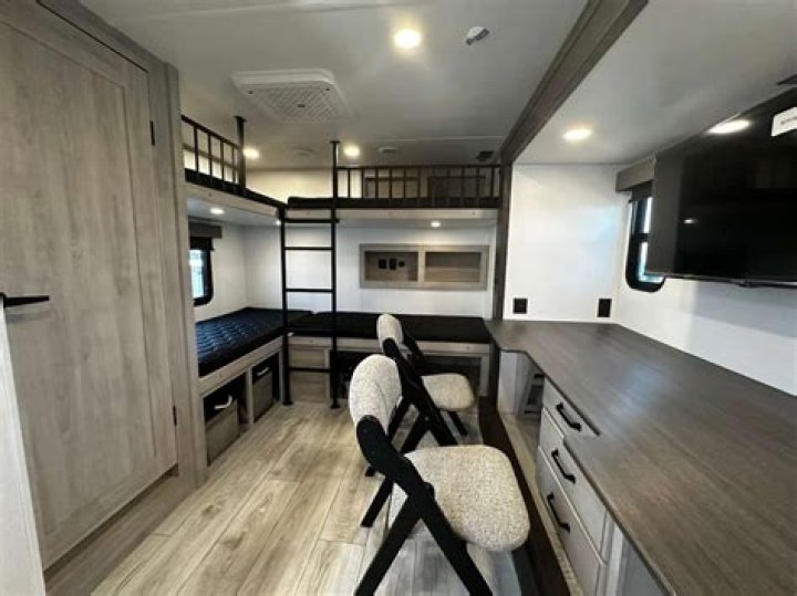 What kind of bed does fifth wheels Montana have?