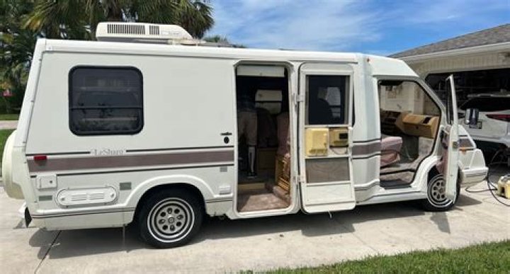 What kind of car was the 1986 Winnebago LeSharo?