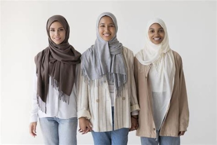 What kind of clothes do Muslims wear in public?