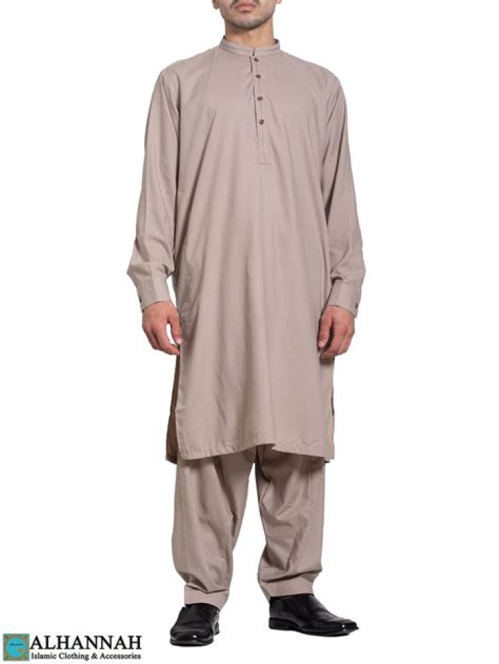 What kind of clothes do Pakistani wear?