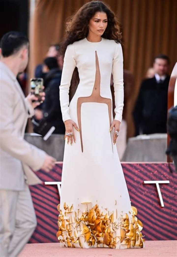 What kind of clothes does Zendaya wear?
