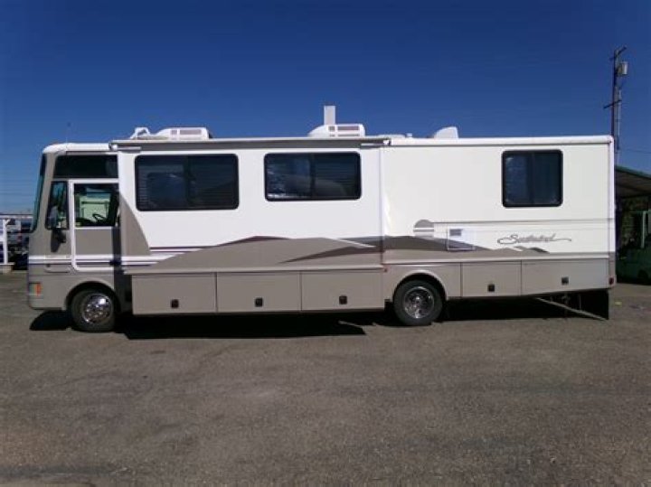 What kind of engine does Fleetwood Southwind RV have?