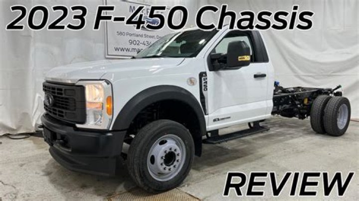 What kind of engine does Ford E-450 stripped chassis have?