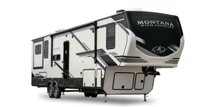 What kind of furniture does Montana fifth wheels use?