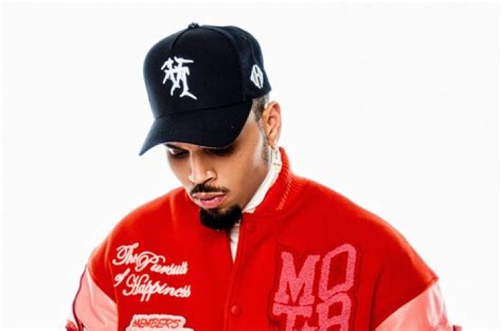 What kind of hats do Chris Brown wear?