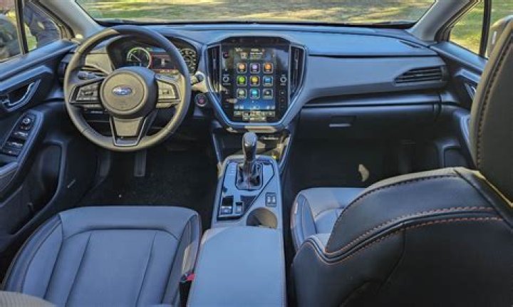 What kind of interior does a 2005 Monarch coach have?