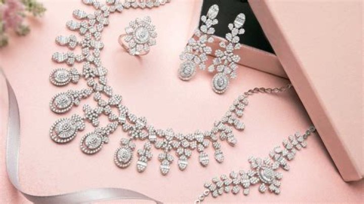 What kind of jewellery should a man buy?