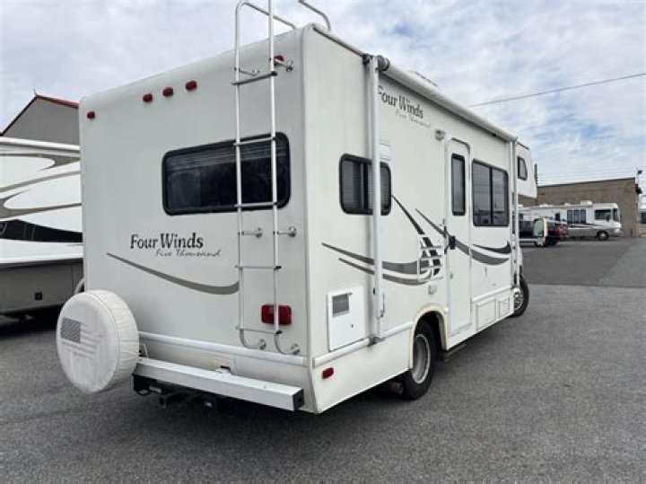 What kind of RV is the Four Winds 5000?
