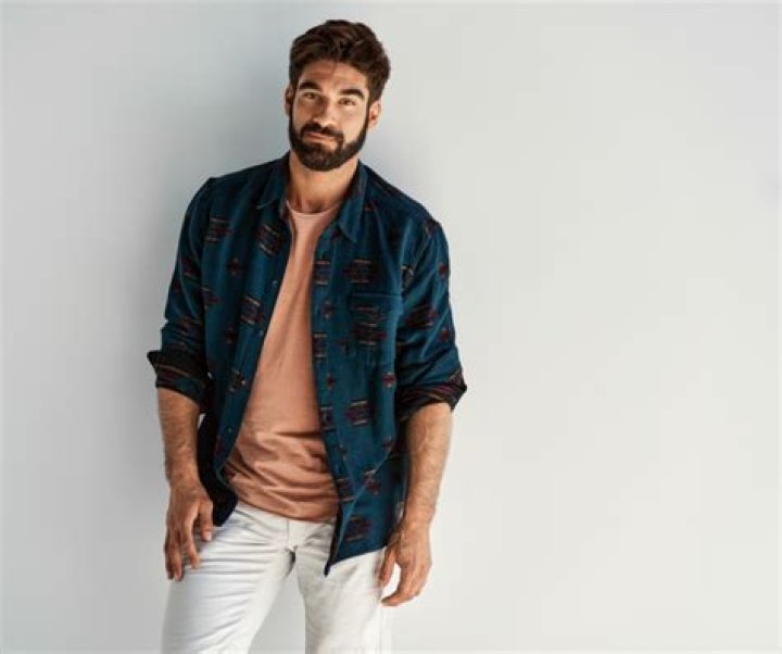 What kind of shirt to wear with an overshirt?