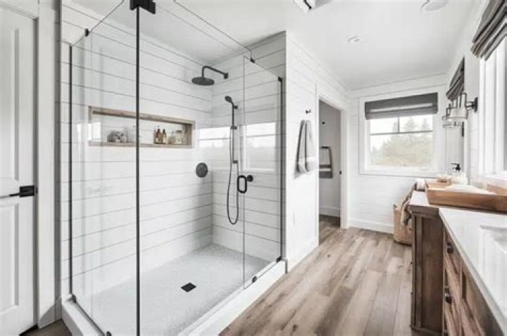 What kind of shower pan does Fleetwood wilderness use?